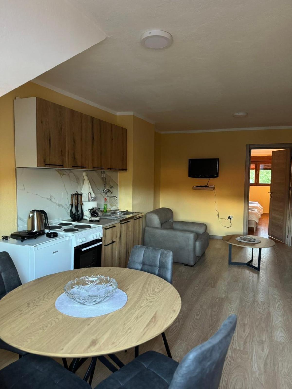 Apartmani Bulevar Cetinje Exterior foto
